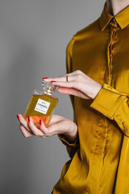 Como Passar Perfume Para Trabalhar Sem Incomodar: Guia Completo 2026